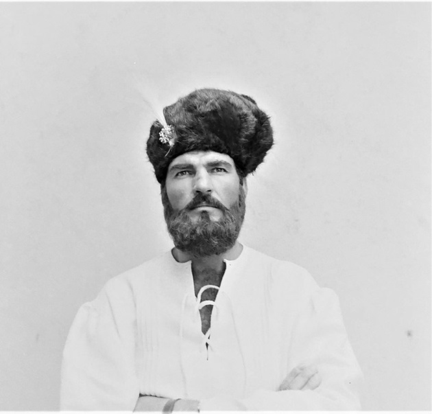 Ilarion Ciobanu interpretând rolul lui Mihai Viteazu, într-o camasa albă și o cușmă pe cap
