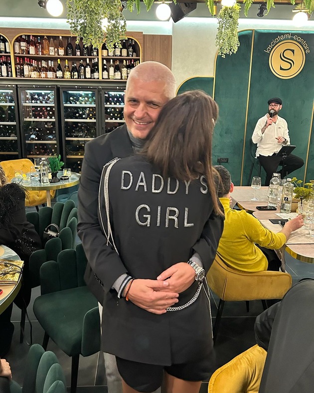 Virgil Ianțu îmbrățișându-și fiica care stă cu spatele, având pe haine mesajul Daddy's girl