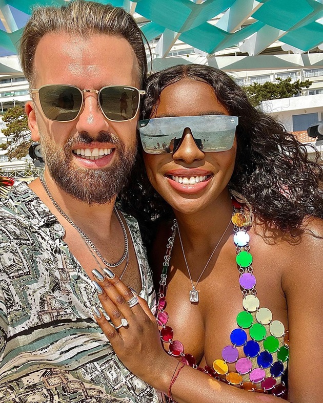 Florin Ristei si Naomi Hadman îmbrăcați de plajă, cu oohelari de soare 