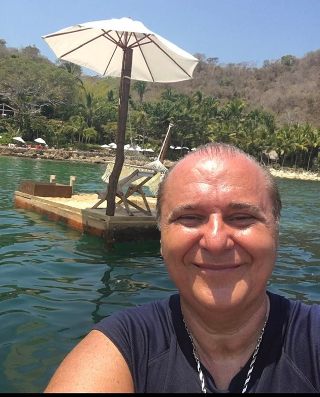 Nick Rădoi pe o barcă, în timpul unei vacanțe exotice 