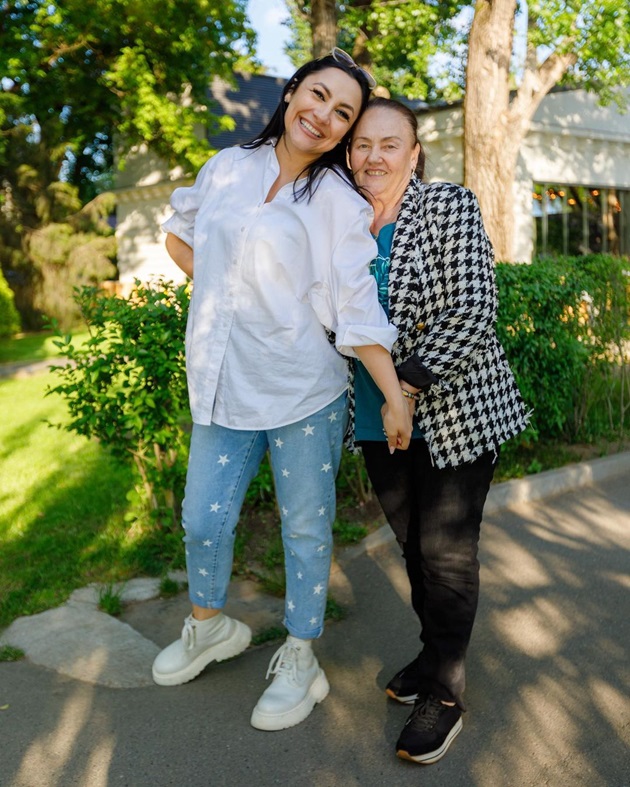 Andra Măruță și mama ei ținându-se de mână