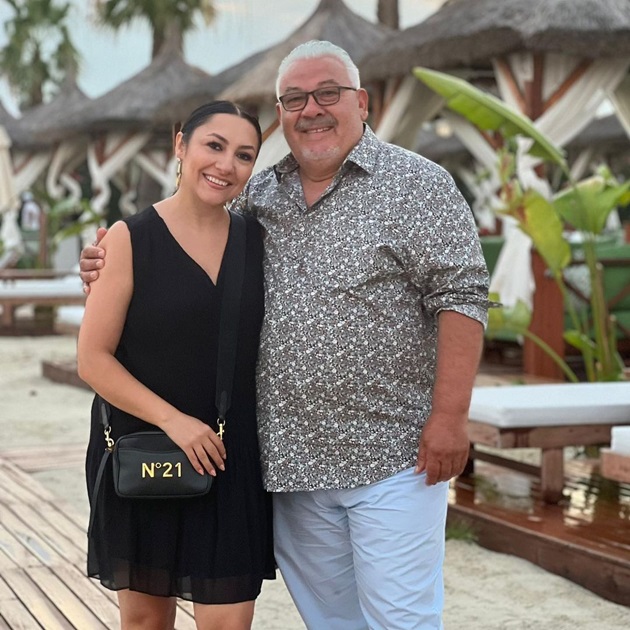 Andra Măruță și tatăl său, Mihai Alexandru, într-o vacanță exotică în fața unor palmieri 