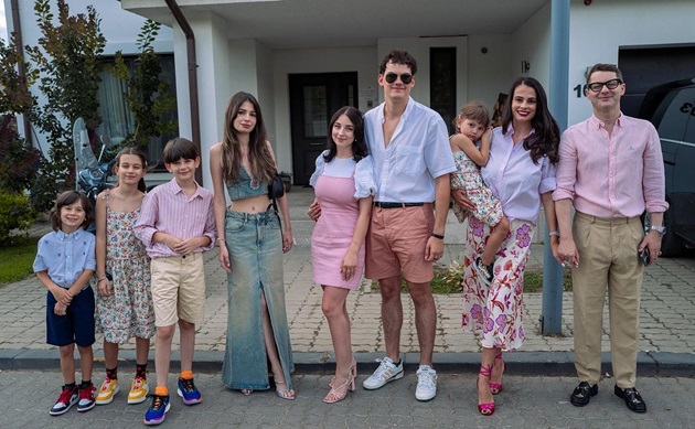 Poză de familie cu Adi Sînă, Anca Serea și toți copiii lor dar și iubita băiatului mai mare