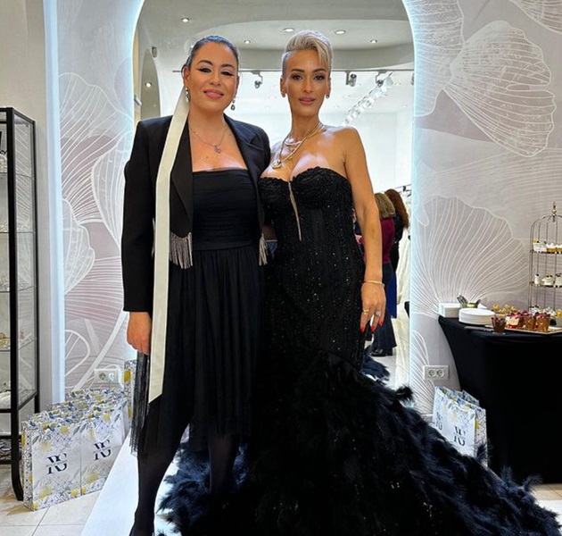 Oana Roman și Gabriela Lucuțar imbracate in rochii negre elegante
