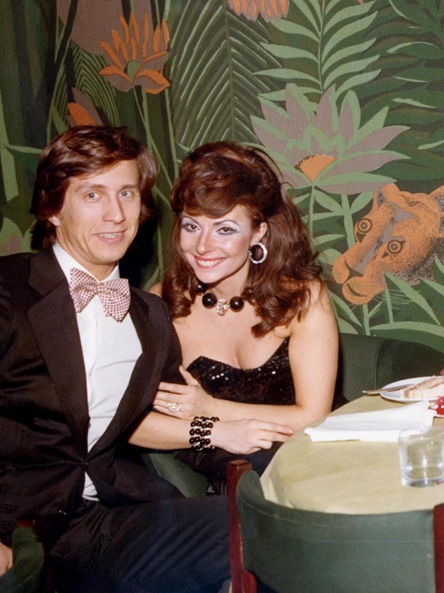 Poză cu Maurizio Gucci e Patrizia Reggiani, îmbrăcați elegant, la masa unui restaurant