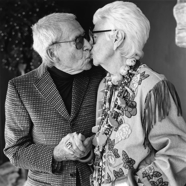 Poză alb negru cu Iris și Carl Apfel sărutându-se pe buze