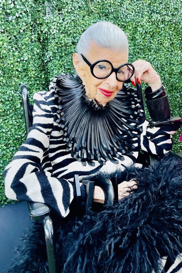 Iris Apfel îmbrăcată într-un stil excentric alb-negru