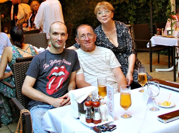 Virgil, Valeria și fiul lor Mihai Ogășanu, stând la o masă plină de bucate 