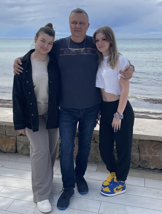 Dan Cociș alături de cele doua fiice ale sale, la malul mării