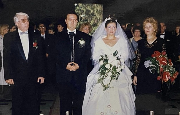 Dan Cociș și soția sa Ioana, în ziua nunții lor, alături de cei doi nași ai lor