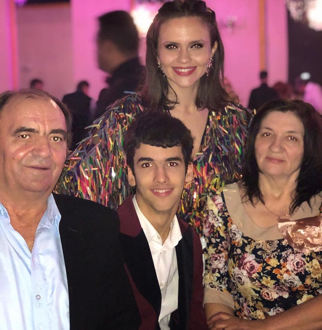 Cristina Șișcanu alături de cei doi părinti ai săi și de Filip, băiatul lui Mădălin Ionescu, la o petrecere nocturnă