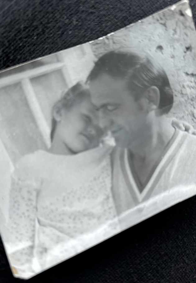 Poză alb negru cu Cristina Șișcanu și tatăl ei
