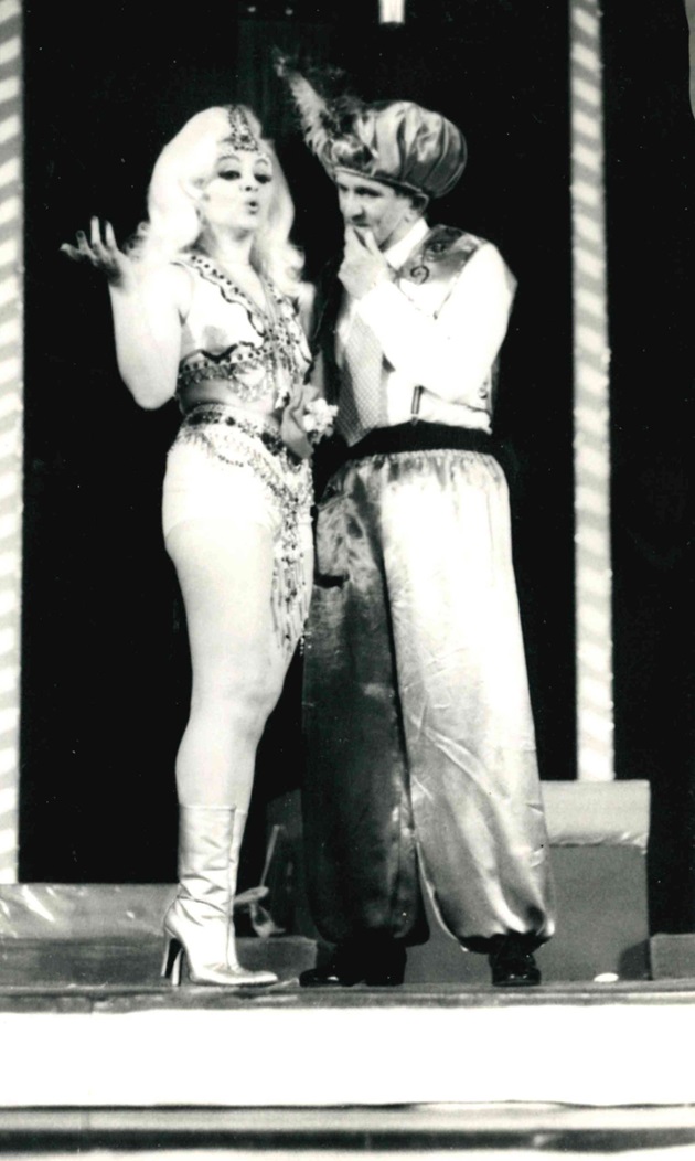 Poză alb negru cu Camelia Mitoșeru în timp ce juca o piesă de teatru pe o scenă, alături de un coleg