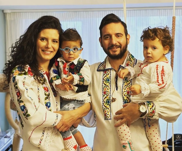 Adrian Cuculis și Ramona Păuleanu împreună cu cei doi copii ai cuplului, îmbrăcați în haine cu motive populare