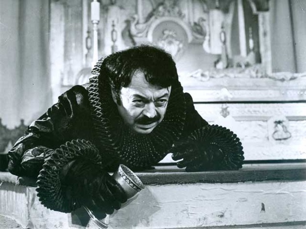 Ion Lucian în timpul unei scene de film, ținând un pocal în mână