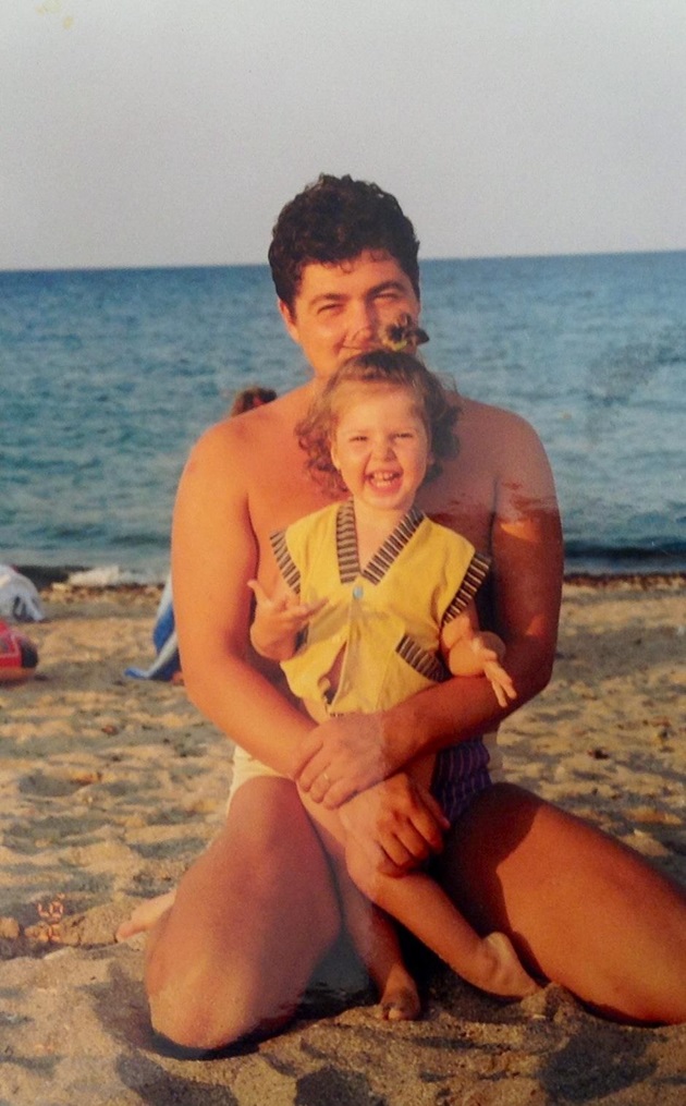 Catalin Păduraru tinându-si fiica in brate, la mare