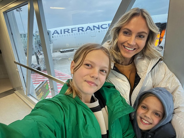 Andreea Perju si cele doua fiice ale sale, intr-un aeroport 