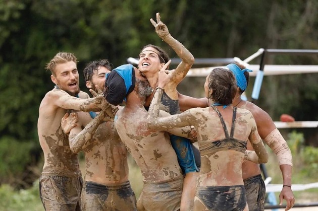 Mellina împreună cu echipa sa, la Survivor, bucurându-se de o victorie 