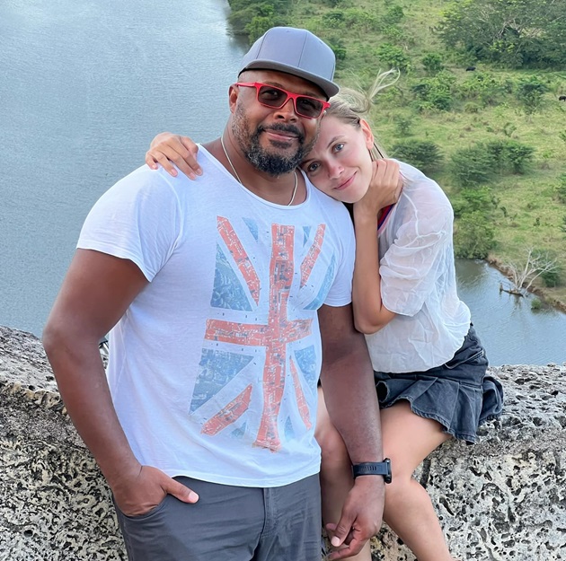 Cabral și soția sa Andreea, stând pe marginea unui lac 