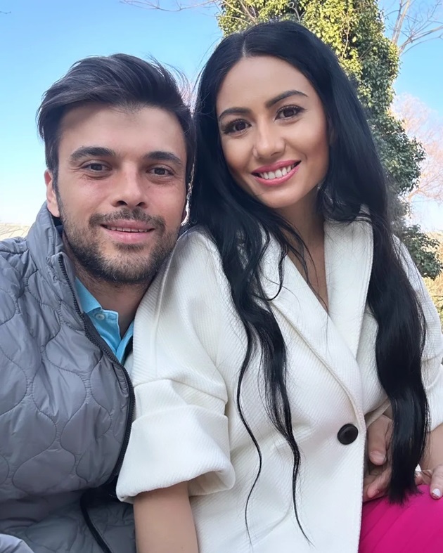 Marius Elisei alături de noua sa iubită, zâmbind, unul în brațele celuilalt
