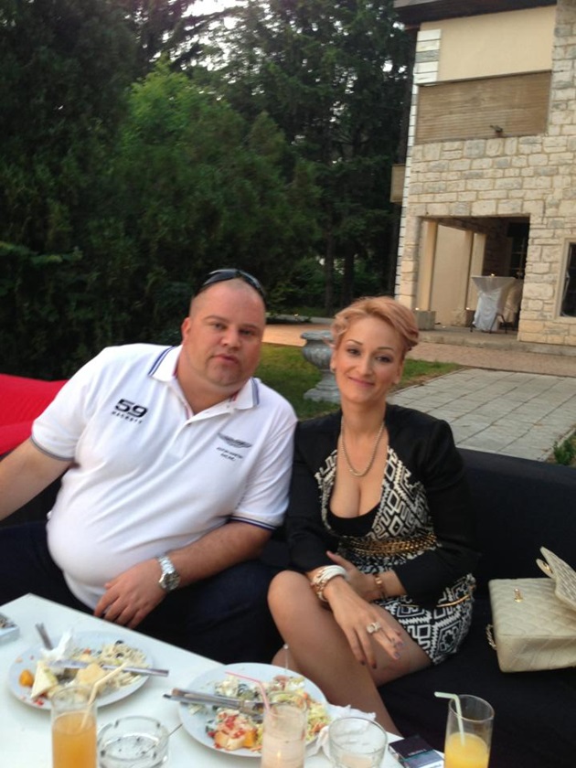 gabriela lucuțar și soțul ei, pe o terasă, într-o zi de vară, în timp ce savureaza o masă copioasa