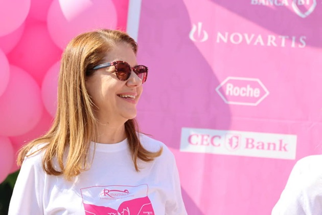 Mihaela Geoană în fața unui panou roz