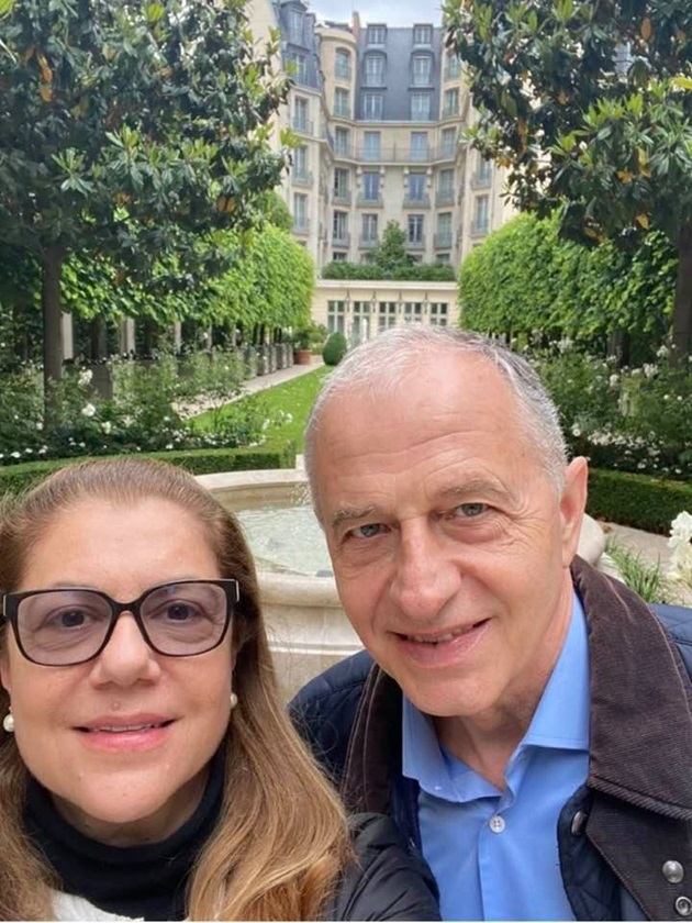 Mircea și Mihaela Geoană intr-u selfie in prim plan langa o fantana arteziana