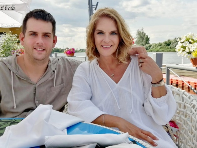 Manuela Hărăbor și fiul ei, la plaja, pe malul unei ape