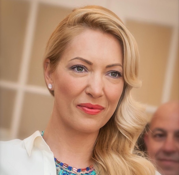 rosana oprea coafată și machiată într-o sală de evenimente
