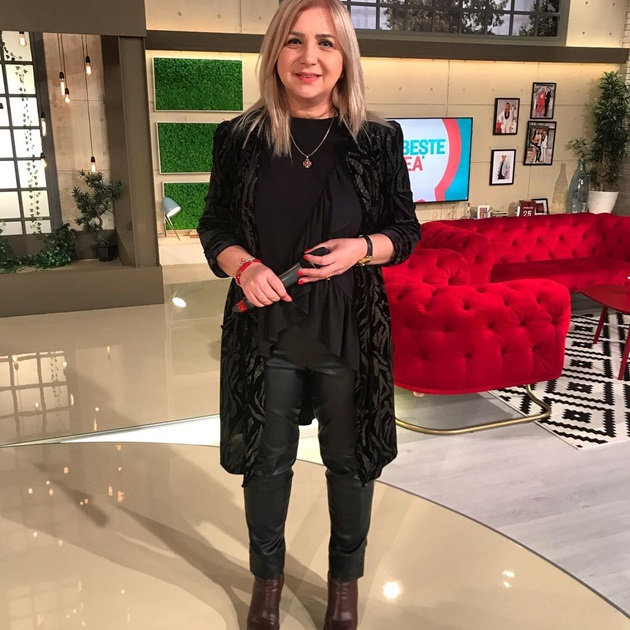 Carmen Șerban purtând o ținută all black în platoul „Vorbește lumea”