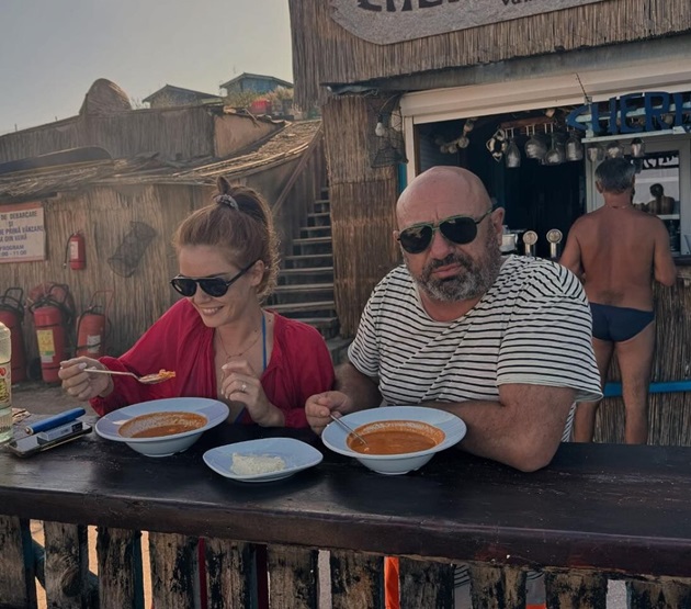 Doina Teodoru si Chef Cătălin Scărlătescu mâncând o ciorbă, în vama veche