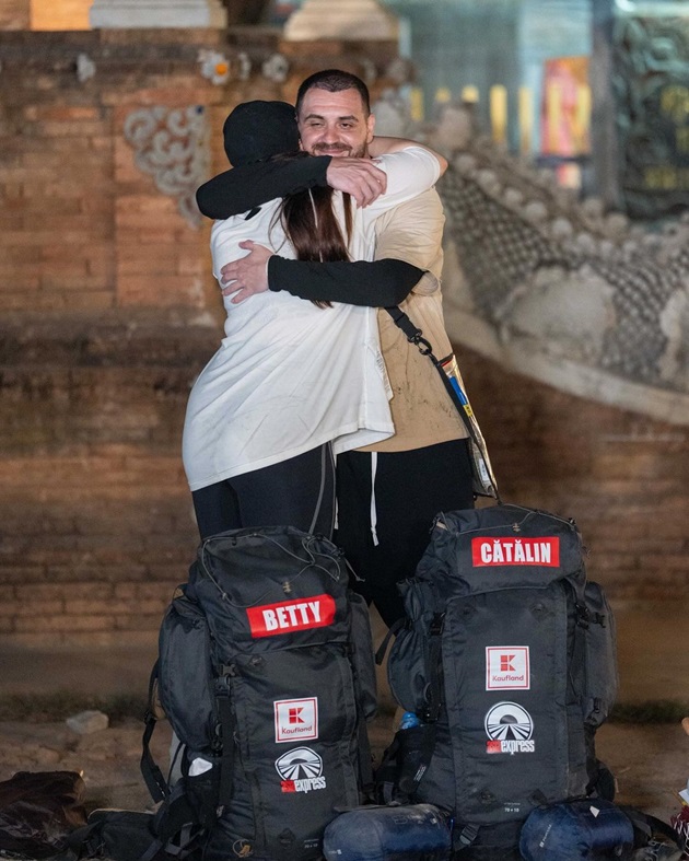 Betty Salam si sotul ei Cătălin Vișănescu îmbrățișându-se în cadrul emisiunii Asia Express 2024