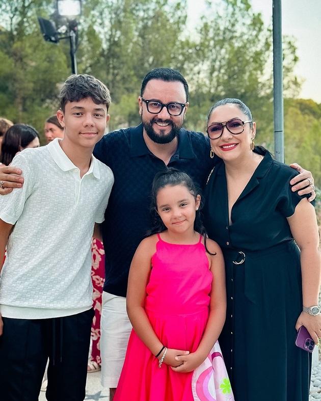 Andra și Cătălin Măruță alături de copiii lor, David și Eva, portret de familie, dintr-un loc public