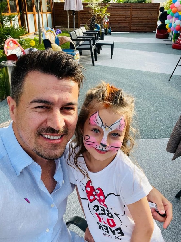 Selfie cu Adrian Alexandrov si fiica lui Eva, aflându-se într-un spațiu de joacă