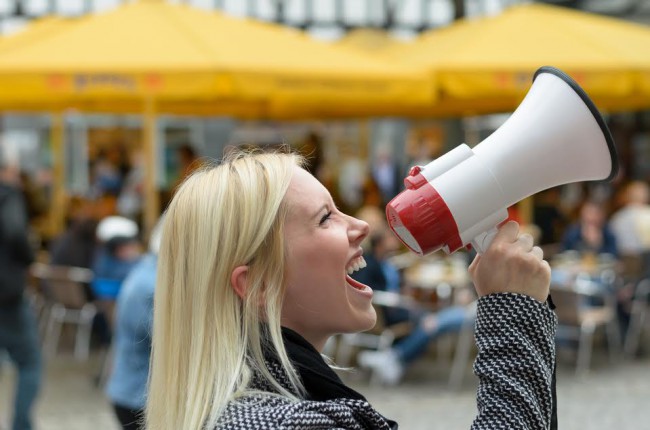 femeie protestand