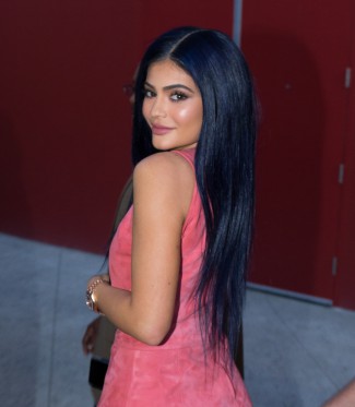 Kylie Jenner negru albastrui