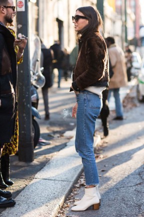 botine albe si blugi