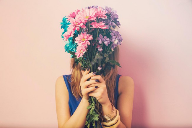 femeie cu flori