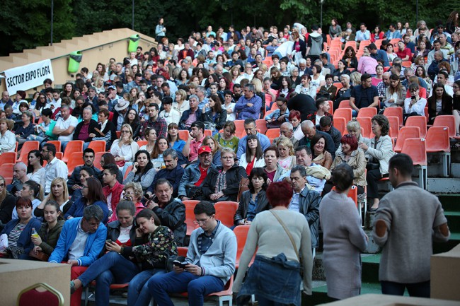 oameni la teatru