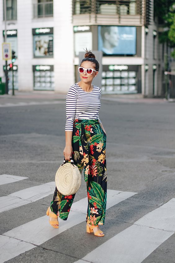 pantaloni cu print si bluza