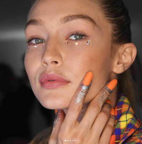 gigi hadid manichiura