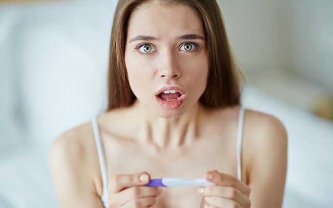 femeie cu test de sarcina