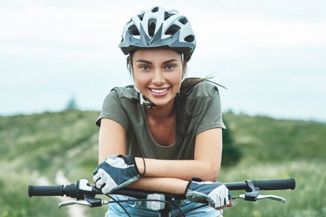 femeie pe bicicleta