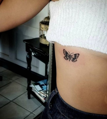 tatuaj cu flutute