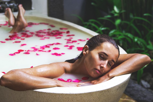 baie cu petale de trandafir
