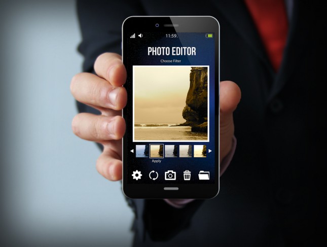 barbat cu telefon care arata o poza cu peisaj modificata cu filtre