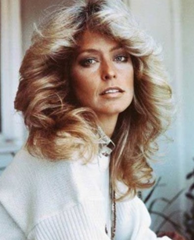 Farrah Fawcett cu par blond voluminos