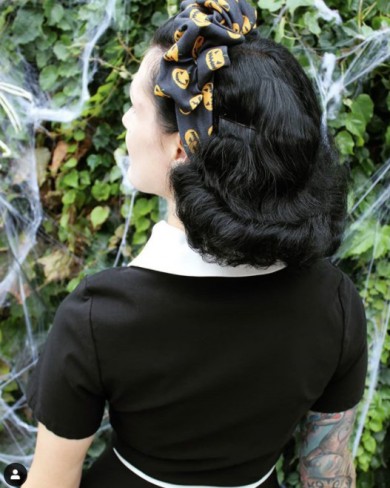 stil pin up cu accesoriu cu imprimeu de Halloween