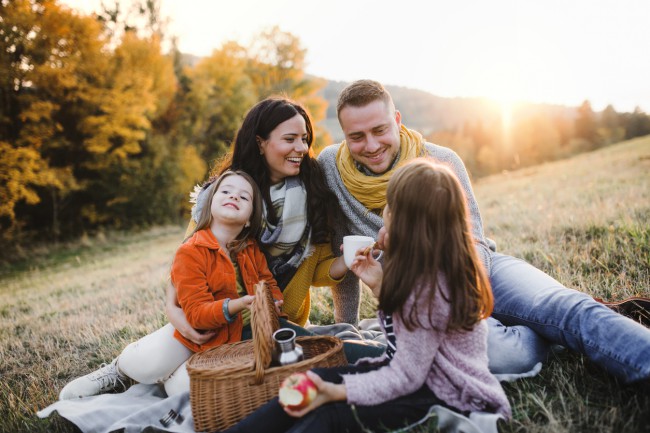 familie la picnic compusa din parinti si doua fetite