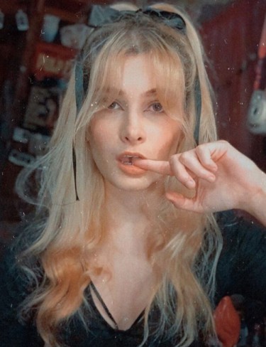 fata cu par inspirat de Brigitte Bardot si coafura retro cu panglica
